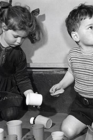 Dos niños jugando con juguetes (1958). La generación de los Baby Boomers está conformada por las personas nacidas entre 1946 y 1964