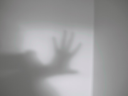La presión por existir sigue ahí, impulsando la presencia de lo que vemos por invisible