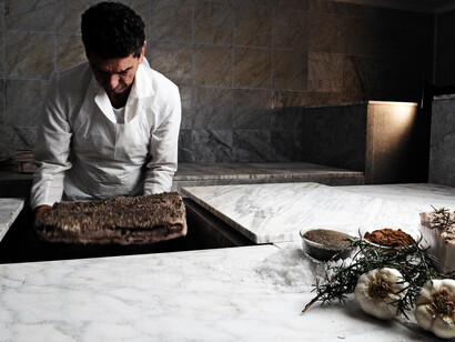 La preparazione del lardo di Colonnata