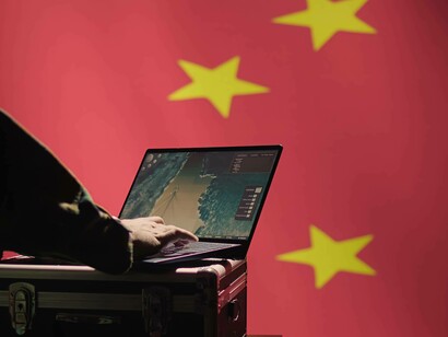 Soldato in sala di controllo utilizza la tecnologia militare per identificare le minacce