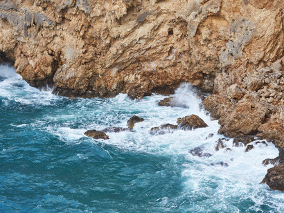 Complessivamente, la situazione evidenzia la complessità delle interconnessioni tra sicurezza geopolitica, economia globale e sostenibilità ambientale