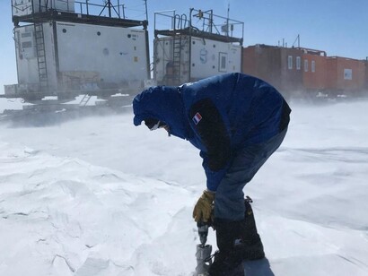 Scienziato impegnato nell'analisi degli strati di ghiaccio