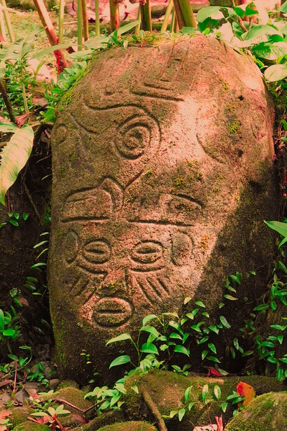 Petroglifo precolombino hallado en el sitio arqueológico Alma Ata, Sarapiquí, Costa Rica