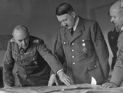 Sabia-se que o momento era sensível e antecipador do fim. Fim do *Führer*, fim do Reich, fim do sonho, fim de tarde, fim de tempos, fim de mês. A embarcação nazista fazia água em todas as partes. Tudo e todos iam a pique. Impossível reverter, improvável remediar, improvável reparar. A entropia era geral, total, terminal. Contando minutos para encerrar tudo

 