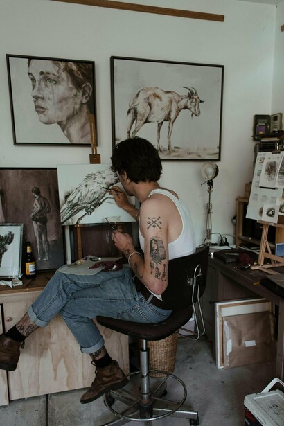 Quanto a aprender, estou aprendendo, autodidata que sou, cometo erros e acertos, quanto ao talento, esse dá para enganar, treinando e fazendo o que é possível. Como não sei desenhar, resolvi pegar o caminho da pintura abstrata, figuras geométricas, riscos aleatórios, formas disformes, tudo isso utilizando muitas cores e tentando controlar a tremedeira da mão, essa é instável e nunca obedece a mensagem que o cérebro envia, uma loucura