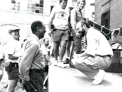 Morgan Freeman y Franck Darabont (con barba) durante el rodaje de «Sueños de fuga» 