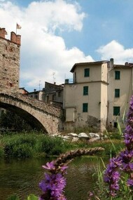 Millesimo, il Ponte della Gaietta, o “ponte vecchio”, uno dei pochi esempi in Italia di ponte fortificato