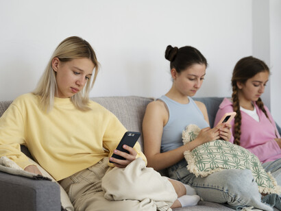 Muchas personas pasan horas navegando entre comentarios y publicaciones, atrapadas en un hábito casi adictivo