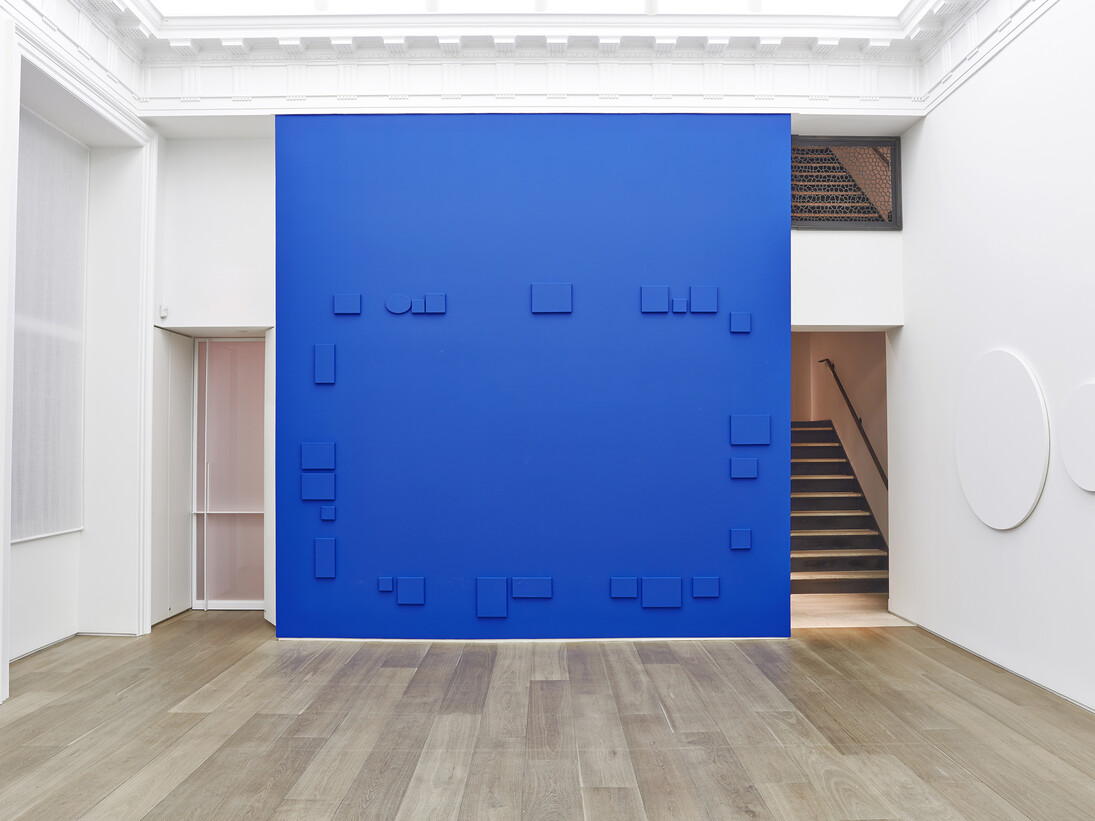 View of the exhibition Claude Rutault, Galerie Perrotin, New York, November 20, 2014 – January 3, 2015. “a saturday morning on the grande jatte or at port-en-bessin”, 2010, paint on canvas, variable dimensions according to the actualization (actualization at Galerie Perrotin: 265 x 367 cm / 1041/3 x 144 . in. around a invisible rectangle of 208 x 310 cm / 81. x 122 1/16 in.) unique. Photo: Yachin Parham, Courtesy Galerie Perrotin