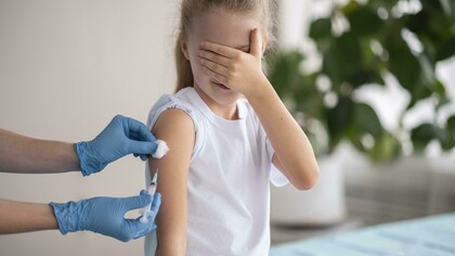 La vacunación infantil ha transformado la historia de la salud pública al proteger generaciones enteras y convertir enfermedades antes mortales en amenazas prevenibles