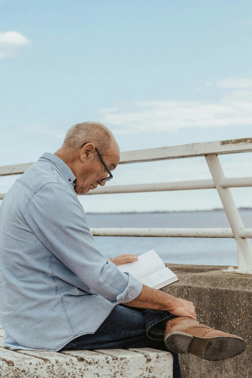 A literatura brasileira possui raízes profundas na tradição portuguesa, começando no período colonial com a Literatura de Informação e continuando a influenciar escritores ao longo dos séculos