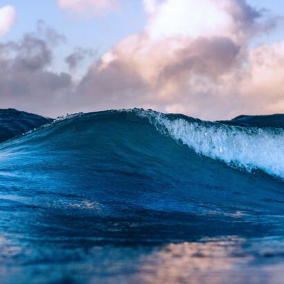 Vista de olas marinas al atardecer