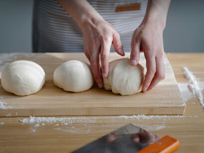 En el Antiguo Egipto ya se usaba levadura y hornos, mientras que en Roma se popularizó el consumo de pan con rellenos, una costumbre que se mantiene hasta hoy