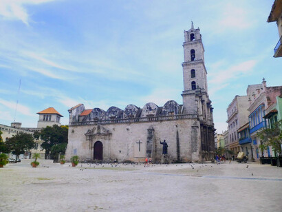 La plaza del Convento de San Francisco de Asís está rodeada de los altos muros y las puertas vecinales, así como los pregones que en otro tiempo compartieron la vida marinera