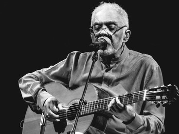 Gilberto Gil em apresentação da turnê Tempo Rei, que marcou sua despedida dos grandes eventos. Para quem o acompanha desde a adolescência, a despedida de um palco se transforma também em uma viagem pelas próprias memórias