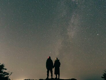 Está mesmo! – era Jules, recostando-se na outra – E dá para ver bem as estrelas