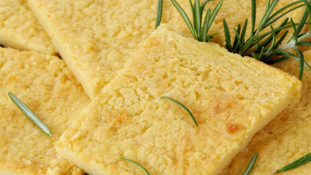 Una classica farinata di ceci al rosmarino