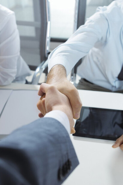 Un apretón de manos tras una entrevista de trabajo
