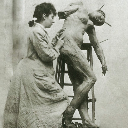 Camille Claudel, costretta a scolpire con la gonna, perché una legge francese proibisce alle donne di indossare i pantaloni