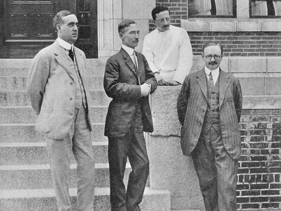 Dr. Elisha H. Cohoon, Dr. Henry P. Frost, Dr. Herman M. Adler e Dr. E. Ernest Southard nos degraus do hospital psicopático. A escala PCL-R, baseada numa entrevista semiestruturada e na análise de registos históricos, avalia uma série de traços de personalidade e comportamentos associados à psicopatia, como a falta de empatia, a manipulação, a impulsividade e o estilo de vida antissocial