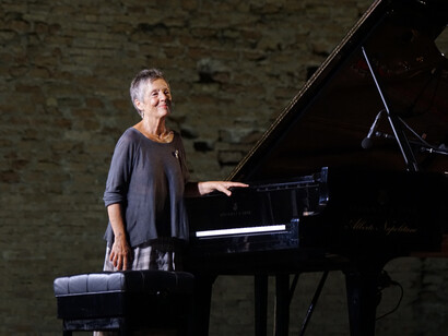 La Pires che vive fra il natìo Portogallo e la Svizzera è nota anche per il suo impegno didattico e filantropico