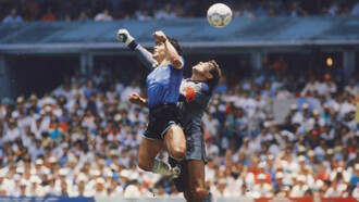 El gol de “la mano de Dios”, anotado en 1986 por Diego Maradona en el partido contra los ingleses, registrado por la revista “El Gráfico”. Si el VAR hubiera existido entonces, otra sería la historia