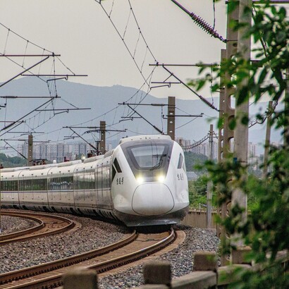 Anche nei lunghi viaggi notturni in treno, si riesce a scorgere la Cina più profonda, tra paesaggi mutevoli e dialoghi silenziosi tra sconosciuti