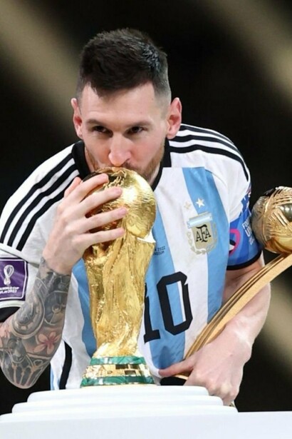 Lionel Messi besa la copa tras la victoria en la final de la Copa Mundial de Fútbol, Qatar, 18 de diciembre de 2022