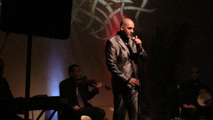 Concerto di Abdou Driassa ad Hassi Messaoud, uno dei giovani talentuosi interpreti di Raï – Foto di William Molducci