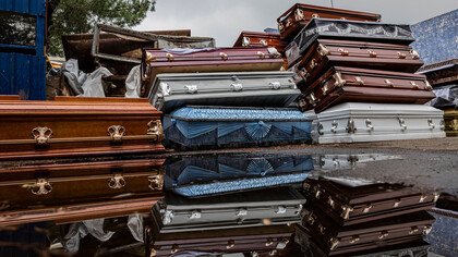 Féretros de víctimas recientes de COVID-19 apilados en la parte trasera de un crematorio en el panteón de Xilotepec en Xochimilco, Ciudad de México