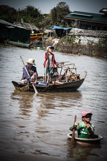 Bimbi che giocano sul lago Tonle Sap 