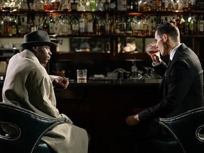 Los mismos hombres,  sentados en la barra del, bar conversando juntos