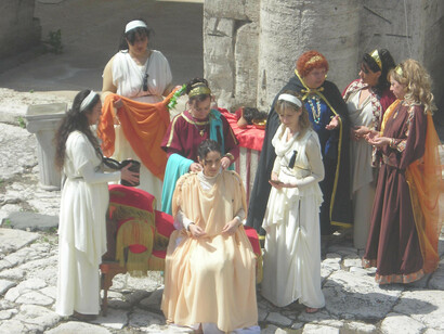 Matrimonio romano, rito confarreatio. ... dopo aver intrecciato e annodato i capelli intorno alla testa...
