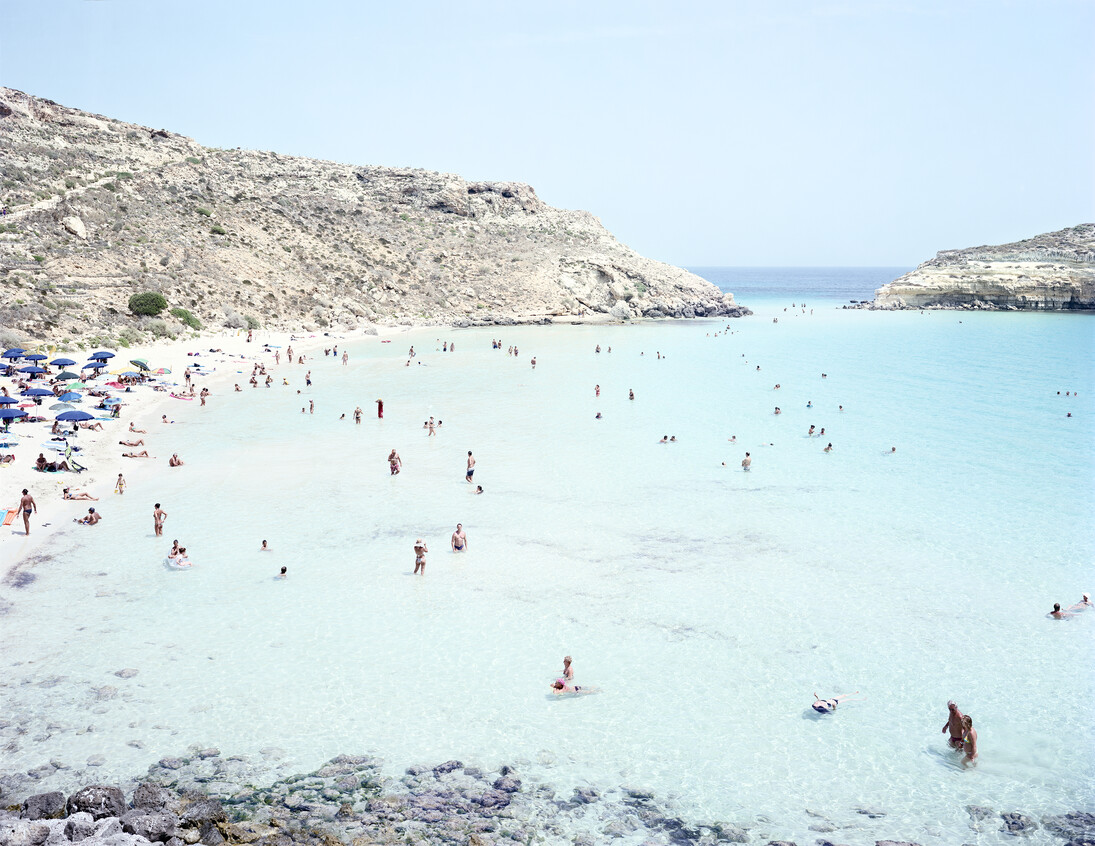 Massimo Vitali, Lampedusa, 2012, chromogenic print on Diasec, 185.4 x 236.2 cm, courtesy the artist and Ronchini Gallery