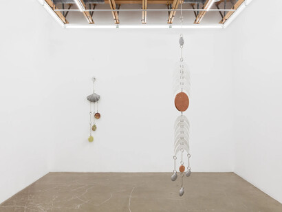 Fay Ray, Metallic sea, exhibition view. Courtesy of Ochi Projects 
