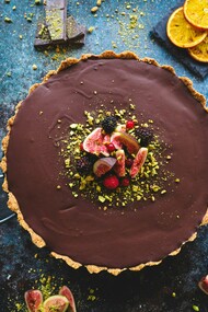 Dolce. Sia che si tratti di gustare un dolce con amici intorno a un tavolo o di condividerlo virtualmente su un profilo social, la voglia di regalare un'emozione e di condividere un momento è ciò che rende la pasticceria un elemento così prezioso e universale nella storia dell'umanità