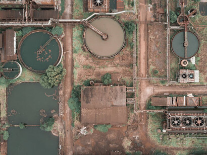 The cooling systems of data centres underscore the complex relationship between the pursuit of technological advancement and the urgent need for water conservation