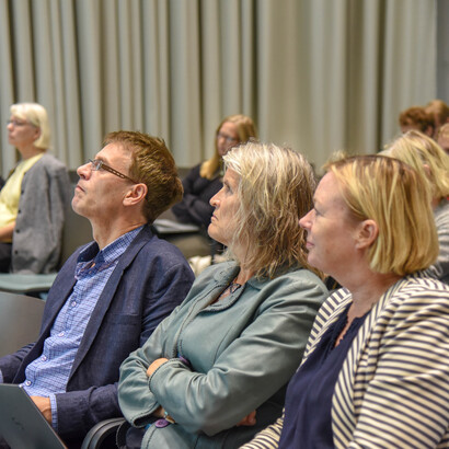 La construcción del "pueblo" se articula en contraste con otros, destacando elementos como la raza, el origen étnico, la religión, la historia y la cultura. Modelos nórdicos en la era del populismo. En el Centro para el Estudio de Europa de la Universidad de Boston. 27 y 28 de septiembre de 2018, EE.UU.