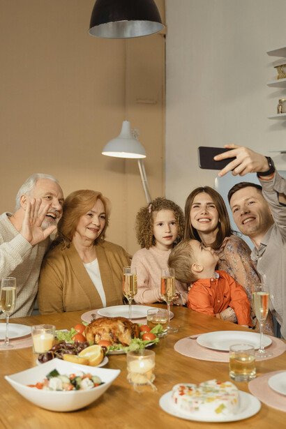 No me molestaría si esta inesperada sobremesa familiar, a la que mi abuela ha sumado a dos o tres vecinos solitarios, se prolongara, incluso, hasta la hora del desayuno