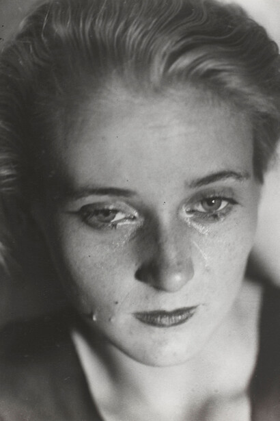 Germaine Krull, Étude pour La Folle d’Itteville, 1931, Tirage gélatino- argentique, 21,9 x 16,4 cm.
Achat grâce au mécénat de Yves Rocher, 2011, Ancienne collection Christian Bouqueret, Centre Pompidou, Paris. Musée national d'art moderne/Centre de création industrielle © Estate Germaine Krull, Museum Folkwang, Essen. Photo © Centre Pompidou, MNAM-CCI, Dist. RMN-Grand Palais / Guy Carrard