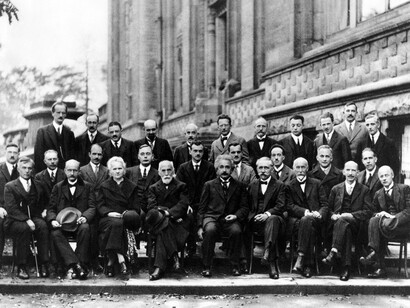 Los mayores genios de la física del siglo XX en la célebre Conferencia de Solvay (1927): se distingue perfectamente a Erwin Schrödinger en el centro de la última fila (con abrigo gris)