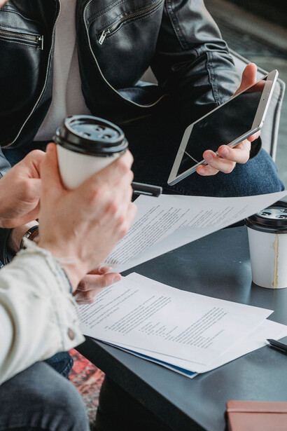 Sócios conversam sobre as contas da empresa