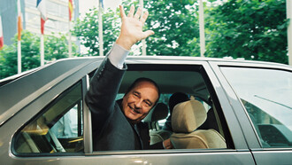 Visite de Jacques Chirac, président de la République française, à la CE. Il est photographié ici quittant la Commission dans la voiture présidentielle, le 16 juillet 1997. Photo de Christian Lambiotte