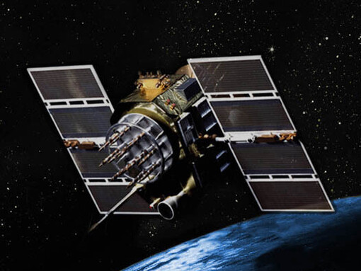 Il satellite GPS Block IIA in orbita sopra la Terra