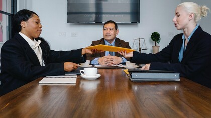 Advogados em mesa de audiência decidem sobre quem detém registro do nome de uma marca