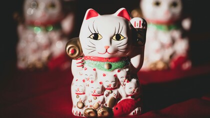Il Maneki Neko alza la zampa per invitare fortuna, prosperità e sorrisi nella vita di chi lo accoglie