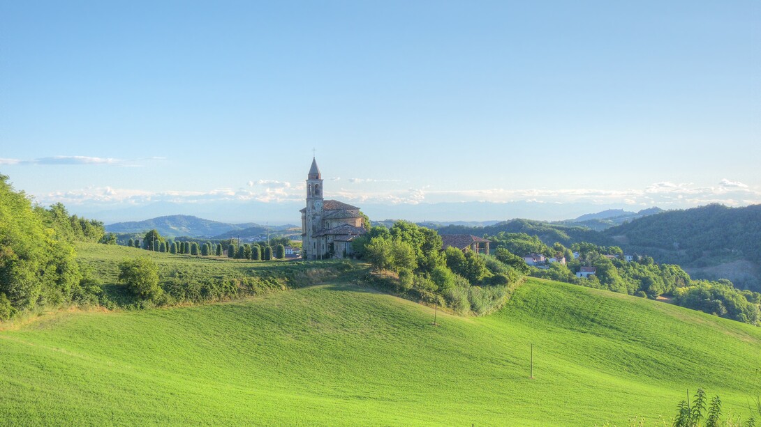 Verdi colline di Montesegale (PV) con la chiesa dei Santi Cosma e Damiano, Italia