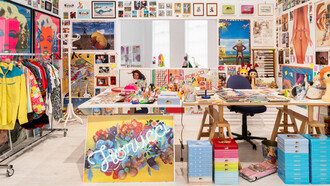 Elio Fiorucci con i suoi negozi, veri e propri templi della cultura pop, ha rivoluzionato il concetto stesso di shopping, fondendo arte, musica e moda