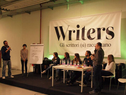 Il pubblico interagisce con i relatori di Writers