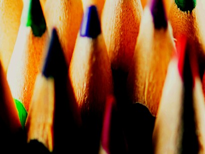 A psicanálise também contribui para entendermos os efeitos da solidão, da desconexão e da ausência de espaço psíquico para o brincar. Em Solidão Essencial, Christopher Bollas apresenta, a partir dos ensinamentos de D.W. Winnicott, como o "brincar" e a relação com objetos criativos são estruturantes da saúde mental. O que acontece quando esse brincar é substituído por estimulações passivas e constantes? A resposta está nos altos índices de ansiedade, apatia e desorganização emocional que observamos hoje


